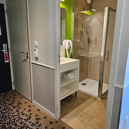Ibis Styles Sur Lot מלון