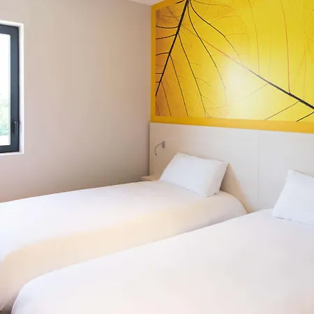 Ibis Styles Sur Lot מלון 3*