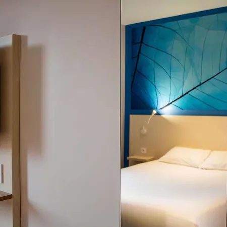 Ibis Styles Sur Lot מלון 3*
